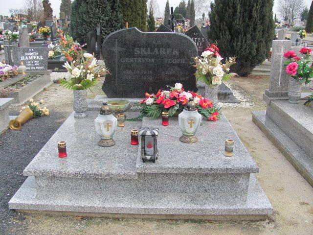 Grób Gertruda Sklarek